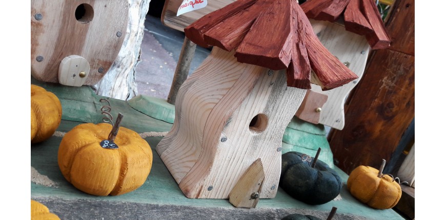 Objets de décoration artisanaux en bois recyclés maison de lutins